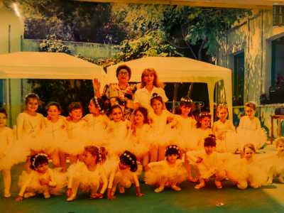 Risale agli anni 70 la foto di classe che ritrae piccole ballerine in tut� rosa nel cortile